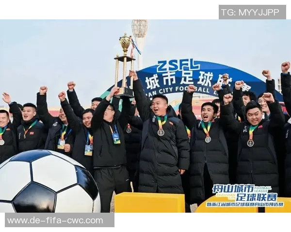 某市足球联赛热闹开幕各队齐聚争夺冠军荣耀展现青春风采