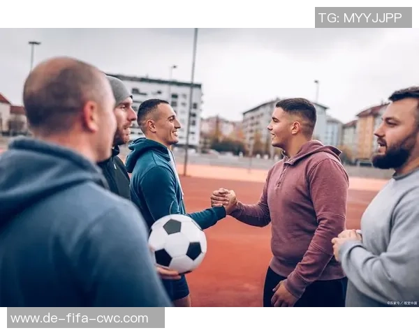 足球战术意识的提升与团队协作的重要性探讨 足球战术意识的提升与团队协作的重要性探讨